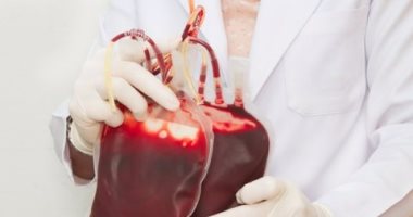 ماذا يحدث لجسمك حال نقل فصيلة دم خاطئة؟.. جهازك المناعى يبدأ فى الهجوم.. العلامات الأولى حمى وقشعريرة وآلام في كل مكان.. جلطات دموية فورية بالأوردة وإذا لم يتم التوقف عن نقل الدم خلال دقائق تحدث الوفاة 