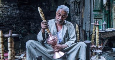 صناعة المزاج.. 24 صورة ترصد مراحل تصنيع "الجوزة النحاسية"