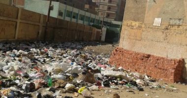 القمامة تحاصر مدرسة البنات الثانوية بمدينة بلبيس فى الشرقية