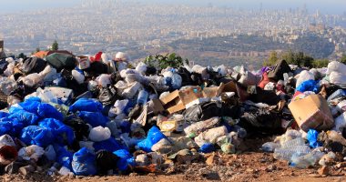 أهالى دمياط يشتكون تراكم أكوام القمامة وسط الطريق 