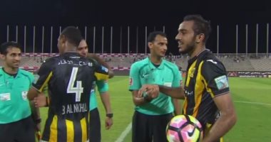 بالفيديو.. كهربا يحتفظ بكرة الـ"سوبر هاتريك" والحكم يوقع عليها للذكرى