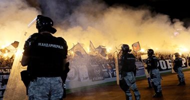 بالصور.. الجماهير تشعل الحرائق بمدرجات ديربى بلجراد