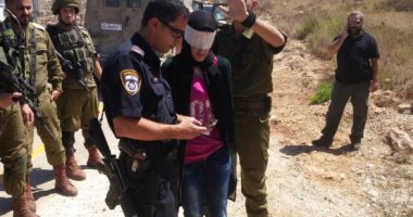 بالصور .. الجيش الإسرائيلى يعتقل فتاة فلسطينية بزعم محاولتها طعن جندى