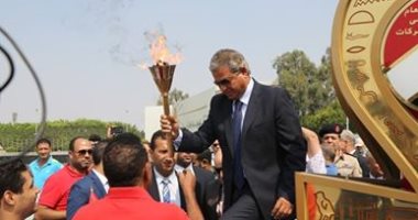نائبا عن رئيس الجمهورية.. وزير الرياضة يطلق شعلة بطولة الجمهورية للشركات
