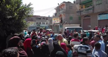 تجمهر أولياء أمور طلاب مدرسة عزبة فرج بدمياط اعتراضا على نقل أبنائهم لأخرى