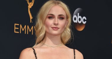 شاهد "صوفى تارنر" نجمة Game of thrones فى حفل Emmy awards
