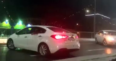 بالفيديو... سيارة فرح تغلق مدخل الاسكندرية وتتسبب فى شلل مرورى