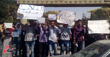 بالصور..وقفة احتجاجية لطلاب الثانوية للمطالبة بعودة الدروس الخصوصية بالمنيا