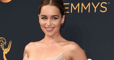 بالصور.. إيميليا كلارك نجمة Game of thrones بإطلالة رائعة فى حفل الإيمى
