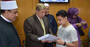 محافظ الاسماعيلية يكرم الأول على الثانوية الأزهرية للمكفوفين