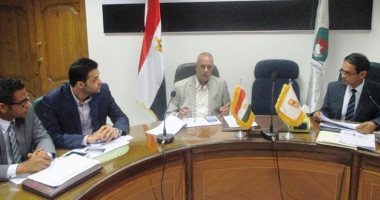 سكرتير محافظة سوهاج يناقش تنفيذ المشروعات بقطاعات مياه الشرب والإسكان