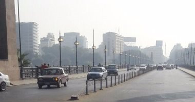 بالصور.. أعمدة الإنارة مضاءة نهارا على كوبرى قصر النيل