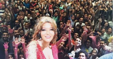 شاهد.. "سيلفى" سميرة سعيد مع جمهورها فى حفلها الأخير