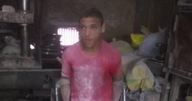 قصة كفاح معاق يعمل فى مصنع ألمونيا