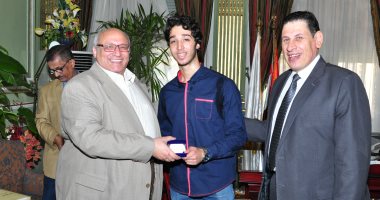 رئيس جامعة عين شمس يكرم بطل العالم فى الكاراتيه