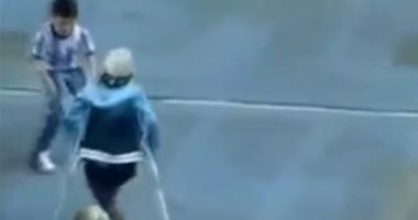بالفيديو.. "كوبرى" خيالى من طفل معجزة يلعب بقدم واحدة