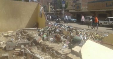 بالصور.. قارئ يرصد سقوط السور الخارجى لمدرسة ابتدائية بالشرقية