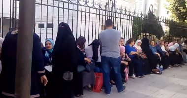  بالصور.. وقفة أمام ديوان محافظة المنيا لمعلمين احتجاجًا على نقلهم