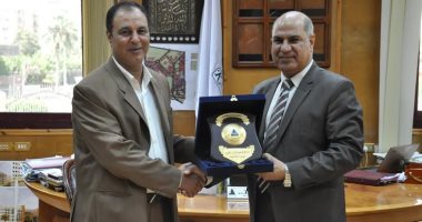 رئيس جامعة كفر الشيخ يهدى درع الجامعة لوكيل نقابة الصحفيين