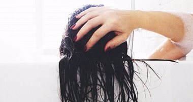 "بطلى كسل".. 5 مخاطر للنوم بالشعر المبتل