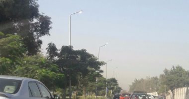 قارئ يرصد أعمدة إنارة مضاءة صباحا بطريق صلاح سالم
