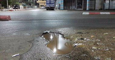 بالصور.."الحفر" تشوه المنظر السياحى لكورنيش النيل بمدينة أسوان