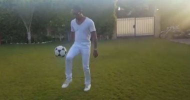 محمد رمضان يستعرض مهاراته فى كرة القدم داخل قصره على "إنستجرام"