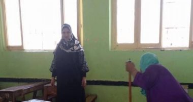 قارئ يشارك صحافة مواطن بصورة لمديرة مدرسة تشارك تنظيفها بكفر الشيخ