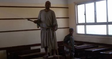 بالصور.. مدير مدرسة أسطنها بالمنوفية يشارك العمال تنظيف الفصول