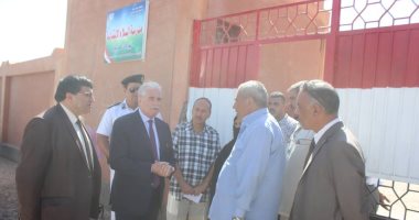 بالصور.. محافظ جنوب سيناء يتفقد مدرسة خريزة ويأمر ببناء 4 فصول إضافية