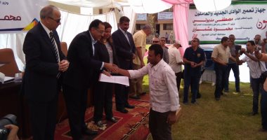 بالصور.. وزير الإسكان يسلم عقود وحدات الإسكان الاجتماعى بالخارجة