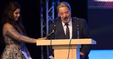 عاصفة تصفيق أثناء تكريم يوسف شعبان بمهرجان الإسكندرية