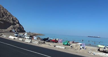 أقبال على شواطئ اليوم الواحد بالعين السخنة قبل بدء العام الدراسى