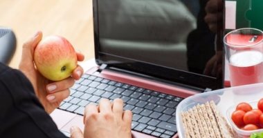 كيف يسهم الأكل ببطء فى فقدان الوزن.. امضغ الطعام جيدًا واشرب الماء