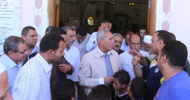 بالصور .. محافظ السويس يناشد سكان الفردوس التعاون مع حى عتاقة