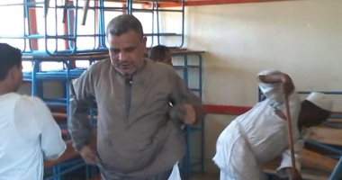 بالصور.. مدير مدرسة ومعلمون ينفذون حملة نظافة بأحدى مدارس الأقصر