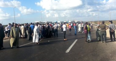 فتح الطريق الدولى بالبحيرة بعد قطعه من أهالى المفقودين فى مركب رشيد الغارق