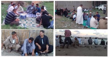 بالصور.. غضب أهالى المفقودين فى غرق مركب الهجرة الغير شرعية برشيد لبطء انتشال الجثث.. وقطع الطريق الدولى للمطالبة بتسريع عمليات البحث.. والأهالى يطالبون بتعويم المركب الغارق للبحث عن بقية المفقودين