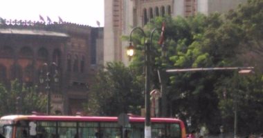 بالصور.. قارئ يرصد إضاءة أعمدة الكهرباء "نهارا" فى ميدان رمسيس
