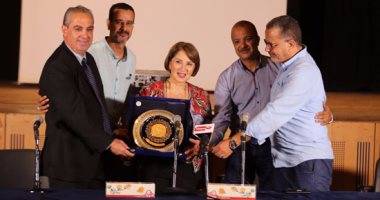 بالصور.. مهرجان الإسكندرية يكريم النجمة بوسى بعد عرض فيلم "العاشقان"