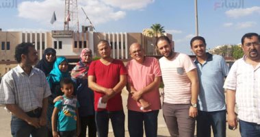 بالصور.. أولياء أمور رياض الأطفال بالعاشر يحررون محضرا ضد محافظ الشرقية