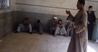 شيخ الأزهر يستبعد رئيس منطقة سوهاج بعد نشر صور لطلاب يجلسون على الأرض