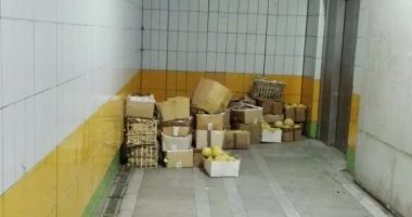 قارئ لـ"صحافة المواطن": تجار الفاكهة بالعتبة يخزنون بضاعتهم بمحطة المترو