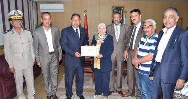 محافظ الغربية يكرم وكيل وزارة التعليم لجهودها فى التطوير