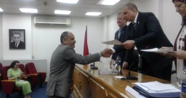وزير القوى العاملة يسلم شهادات تخرج الدورة التدريبية للمرشحين لتولي وظائف المستشارين العماليين