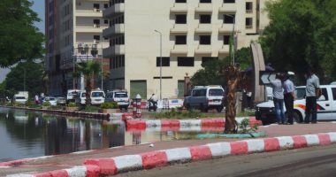بالصور.. إغلاق طريق كورنيش النيل بسبب انفجار خط مياه بأسوان