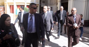 محافظ القاهرة يداعب طلاب مدرسة السيدة عائشة ويحيونه بالأناشيد