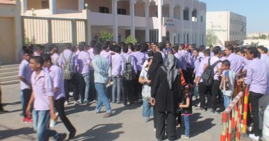 بالفيديو..وقفة احتجاجية لطلاب التعليم المزدوج بالغردقة فى أول يوم دراسى