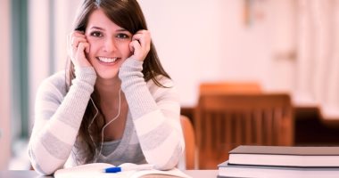 بالفيديو.. خطوة بخطوة اعرفى إزاى تعملى ميكب مناسب للجامعة