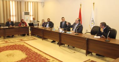 محافظ بني سويف يبحث تجربة تقويم الطلاب ومشكلات المنظومة التعليمية  